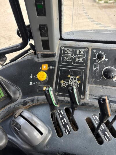New Holland TM175
